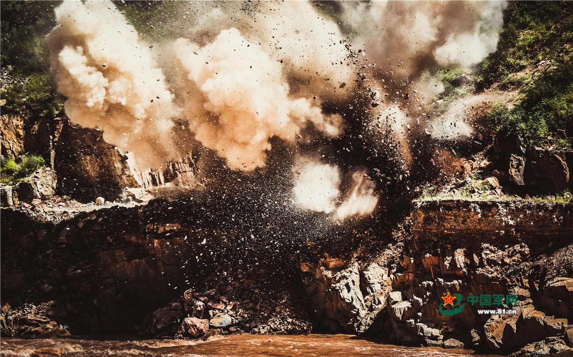 川藏公路海通沟塌方路段,武警交通二支队官兵正在实施爆破作业