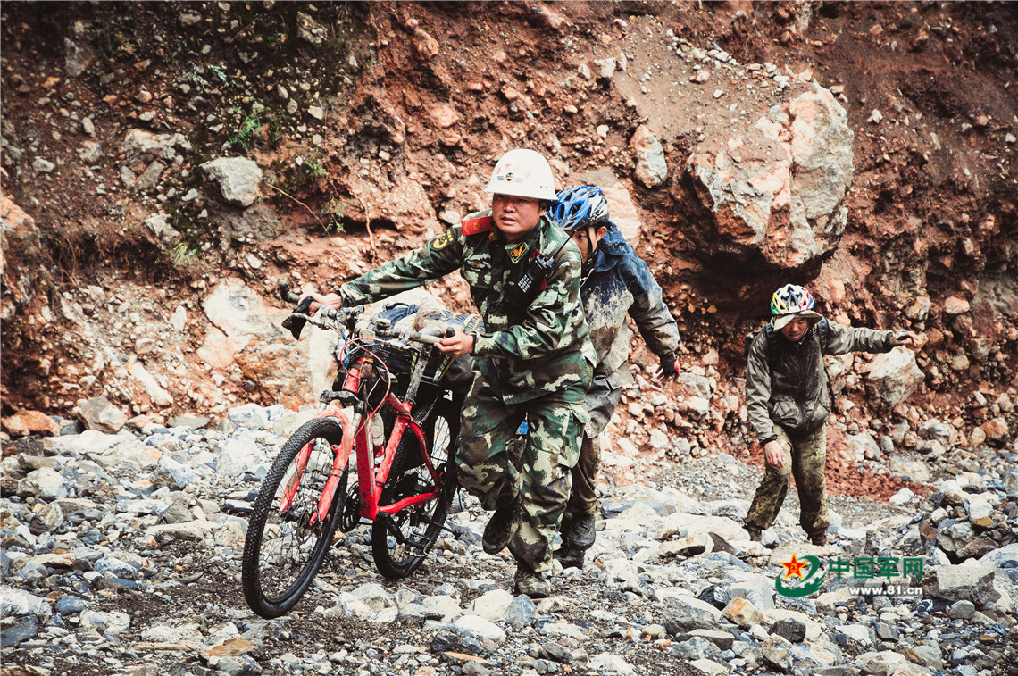 在川藏线上跟着交通兵一起穿越四季