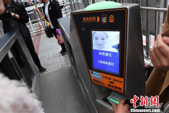 旅客进站时,车票和身份证放在识别扫描区,车票二维码朝上,人看着屏幕