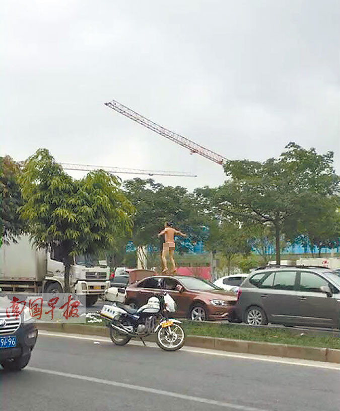 追尾后男司机脱光衣服竟然爬上车顶手舞足蹈图