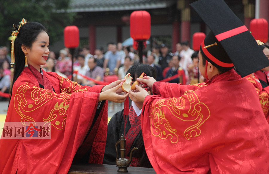 "合卺礼"用一个葫芦切开的瓢饮酒,意为福禄同享. 记者卿要林 摄