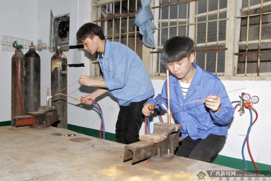 广西二轻高级技工学校举办校园开放日