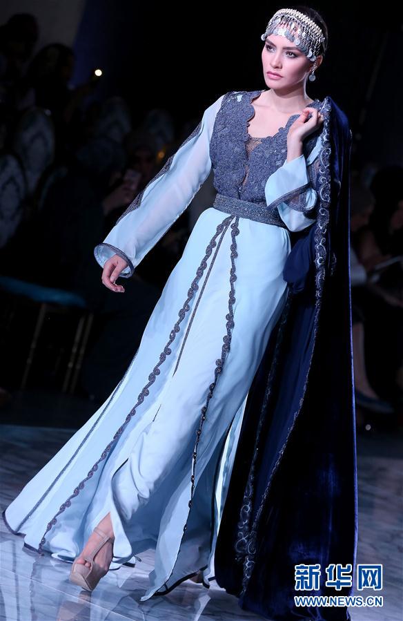 5月8日,在科威特首都科威特城举办的科威特时装周上,模特展示摩洛哥