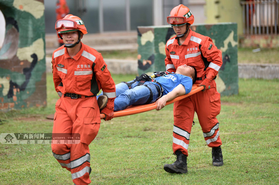 高清:紧急时刻显身手 武警官兵开展救援技能训练