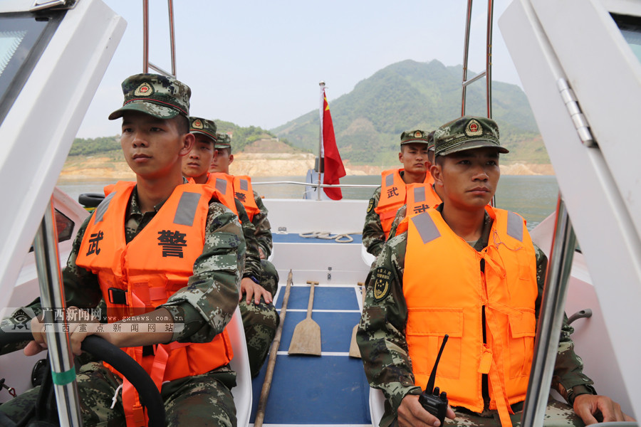 武警广西总队河池市支队开展水上救援演练,图为武警官兵驾驶快艇搜寻