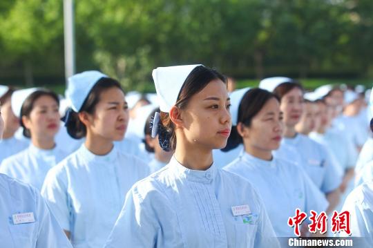 郑州900余名护士宣誓继承南丁格尔精神