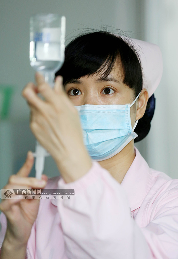 5月12日,在柳州市融安县人民医院重症医学科,莫丽鲜在配药室配药