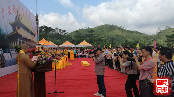 广西陆川普照禅寺大雄宝殿举行上梁大典