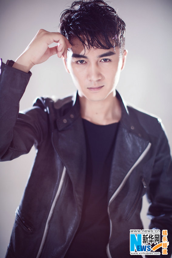 陈晓皮衣写真演绎不羁魅力 五官精致眼神凌厉