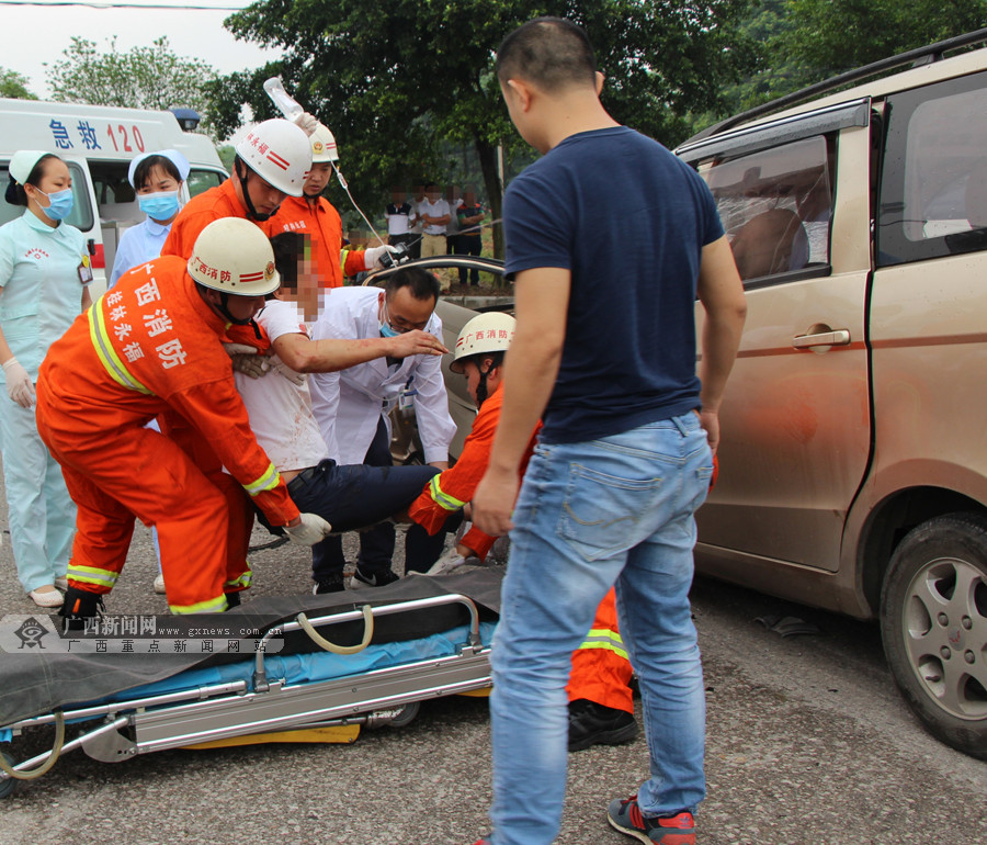 高清麵包車撞上泥頭車致4人被困消防緊急救援66