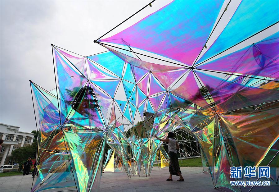 5月19日,南京艺术学院设计学院学生在校园布置大型装置艺术作品"花之