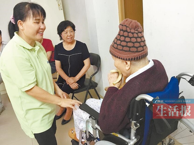 家政照顾老人包办一切?最好让老人做力所能及的事