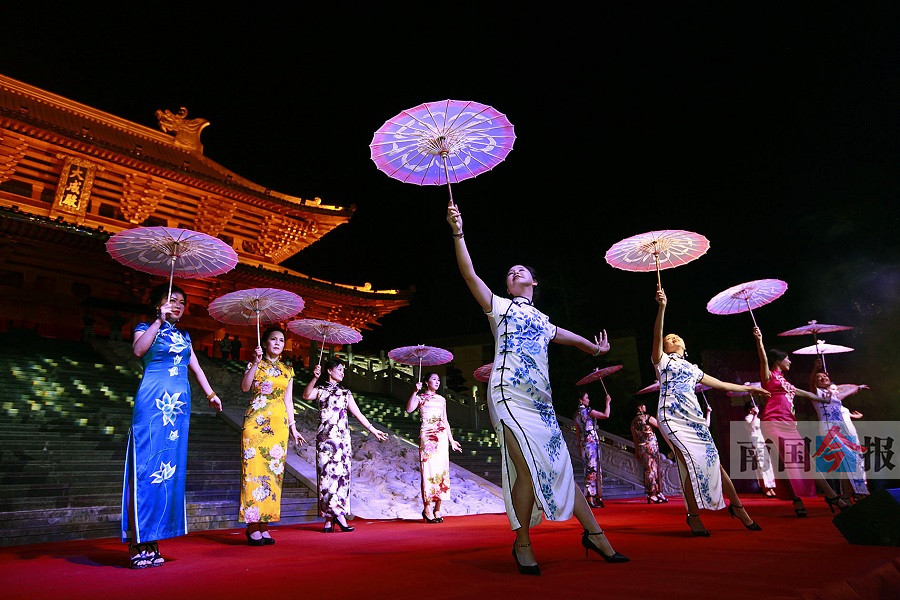 图为展演现场,优雅的旗袍展示出了中华神韵.记者 张存立 摄