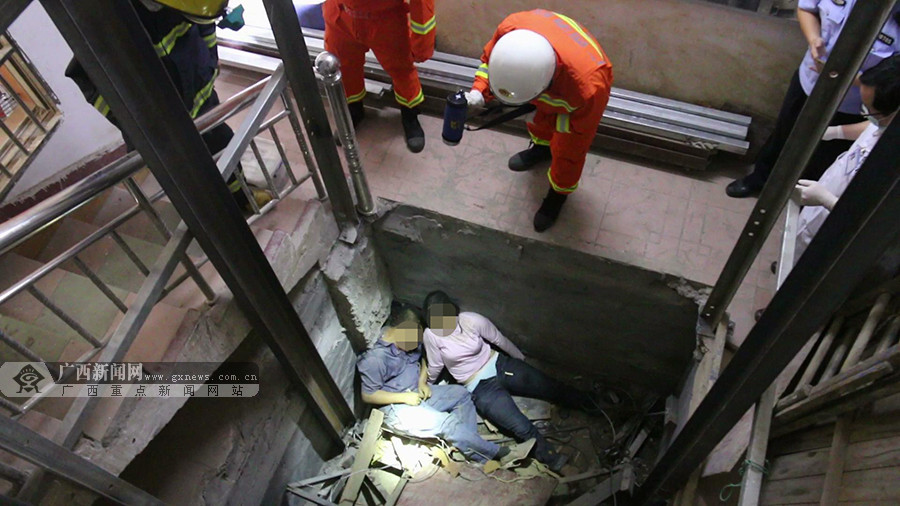 电梯井内发生惨剧 冰箱从空中砸落致一死一伤(图)