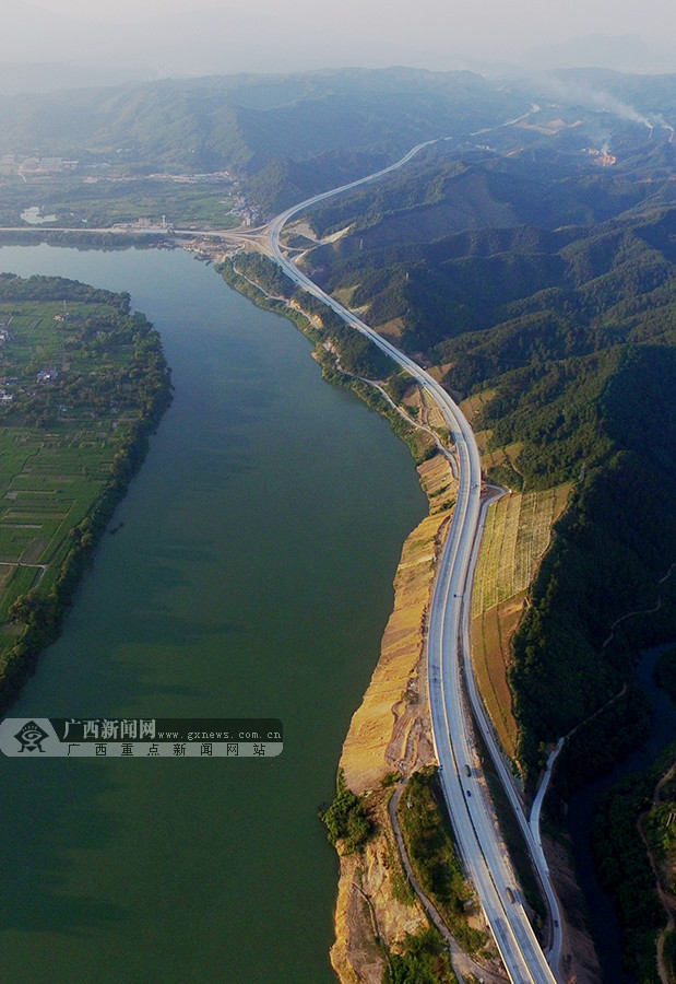 航拍鸟瞰广西最美高速公路611