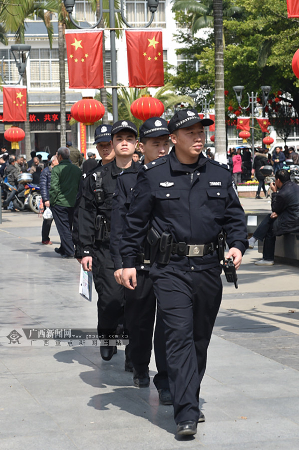图为民警和协警正在开展街面巡逻.广西新闻网通讯员 莫世万供图