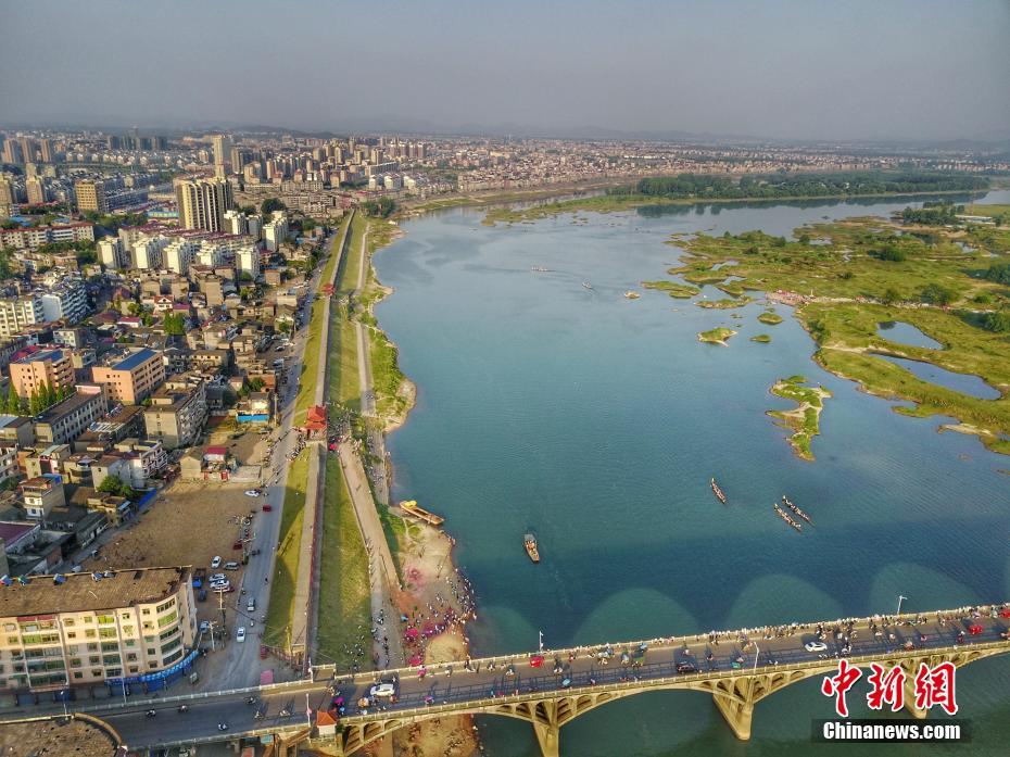 航拍江西乐平"最美龙舟赛道" 碧水绿岛相映成景