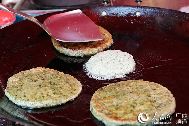 壮族美食"艾草饼"人民网上林5月31日电 (阮旭日,实习生周璨)5月30日