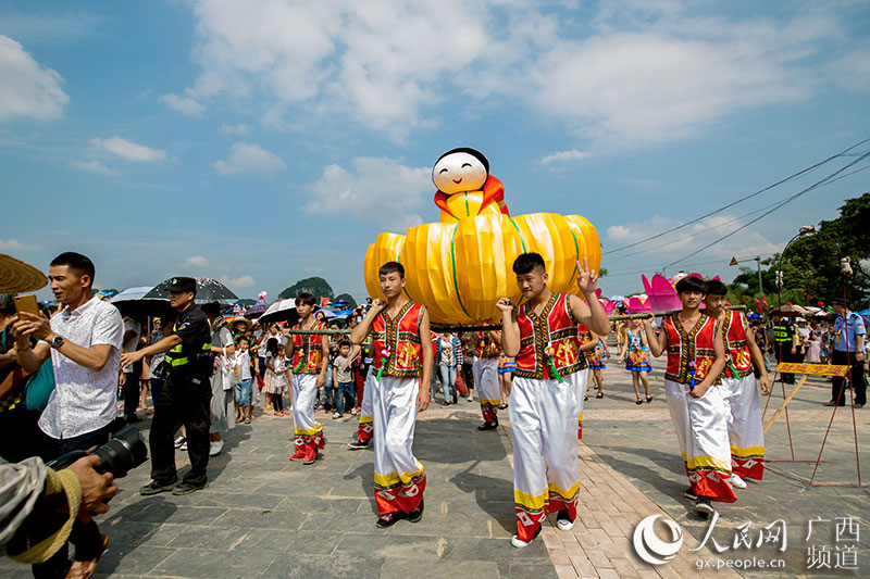 "霞客古镇"上林三里镇举行"渡河公"民俗活动(组图)