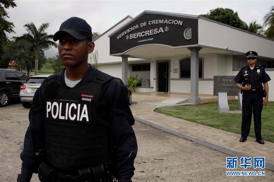 5月30日,在巴拿马首都巴拿马城,警察在举行悼念仪式的殡仪馆外警戒.