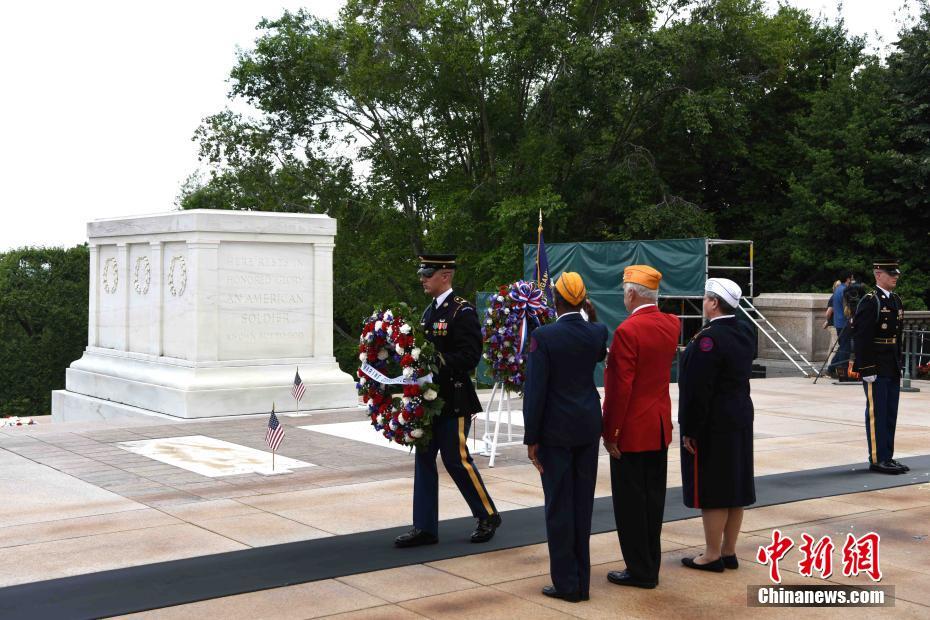 美民众前往阿灵顿国家公墓缅怀阵亡将士 (3)