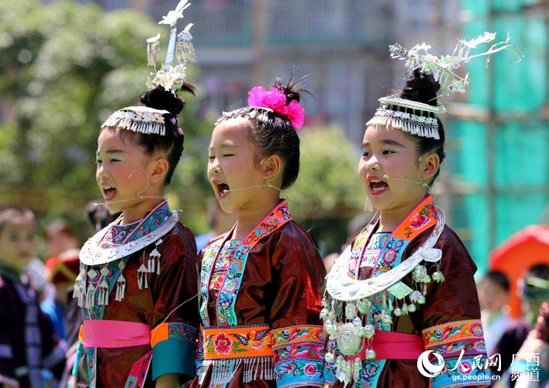 5月27日,几位小朋友在三江侗族自治县县直机关幼儿园演唱侗族大歌(吴