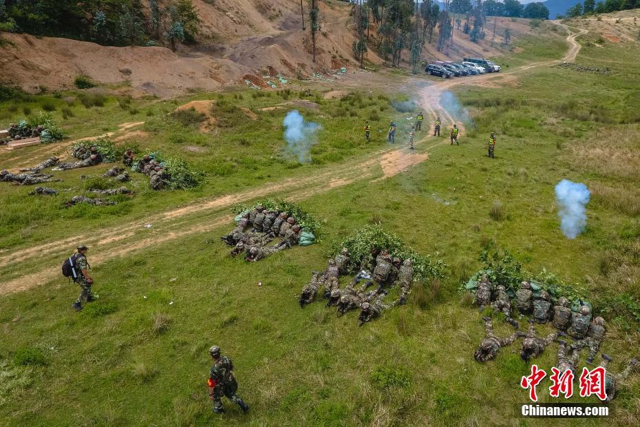 构筑防御阵地. 中新社记者 张超 摄