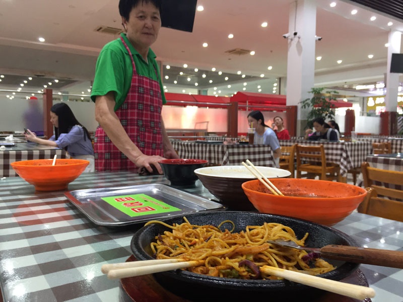 浪費的食物和食堂大媽