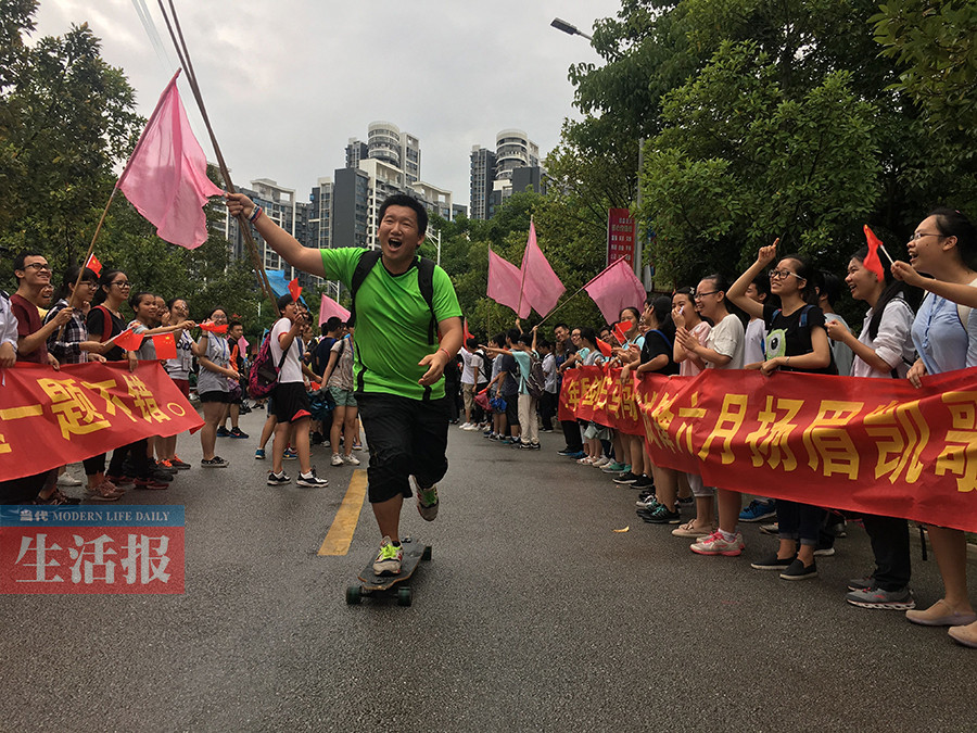 南宁二中6日举行仪式为高三学子壮行充满了感动14
