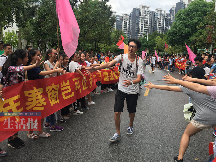 南宁二中6日举行仪式为高三学子壮行充满了感动44