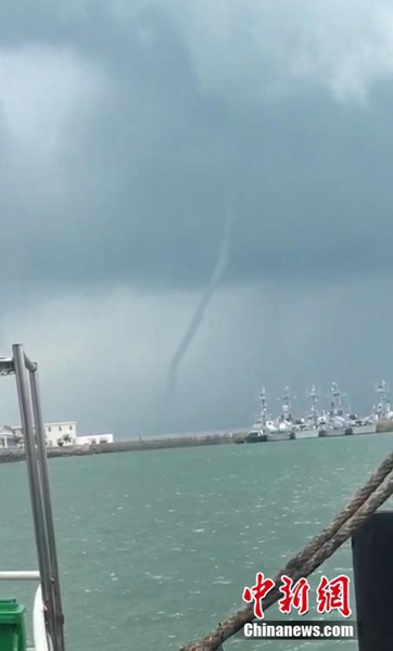 当天中午,一条巨大的"水龙"在海面不断吸水,持续了约10分钟,场面壮观.