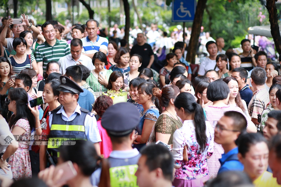 8日17时,南宁市沛鸿民族中学门口焦急等待考生的家长们.