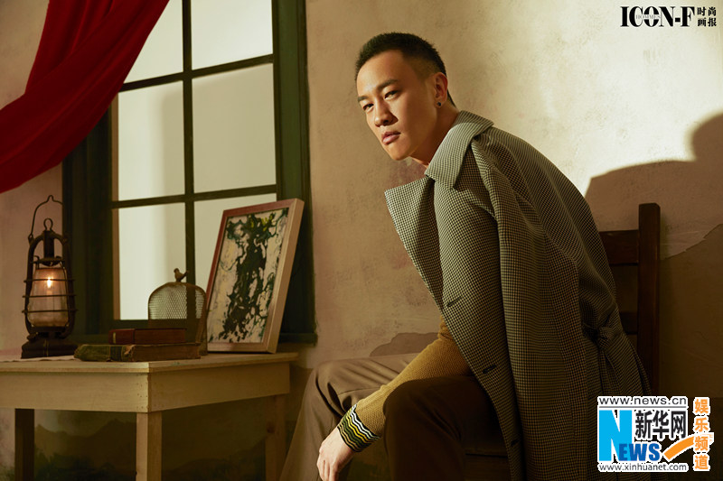 何润东写真展双面熟男魅力 眼神迷离低调沉稳