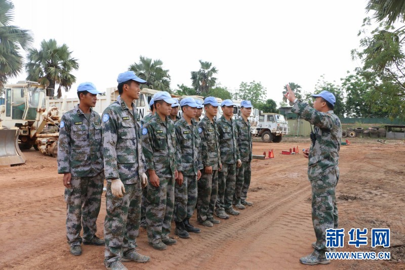 中队长在装备核查前进行动员.新华网发(宋杰 摄)