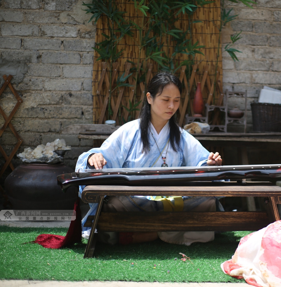 脸谱抚琴焚香她在小院隐居过着复古生活714