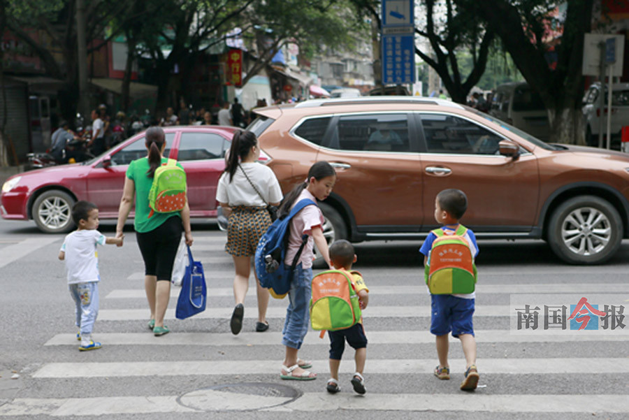 昨日下午,北站路上,市民在过马路.