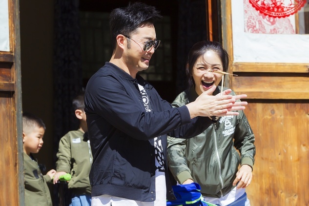 《妈超2》收官沙溢给胡可扎小辫 感言"爱的力量"