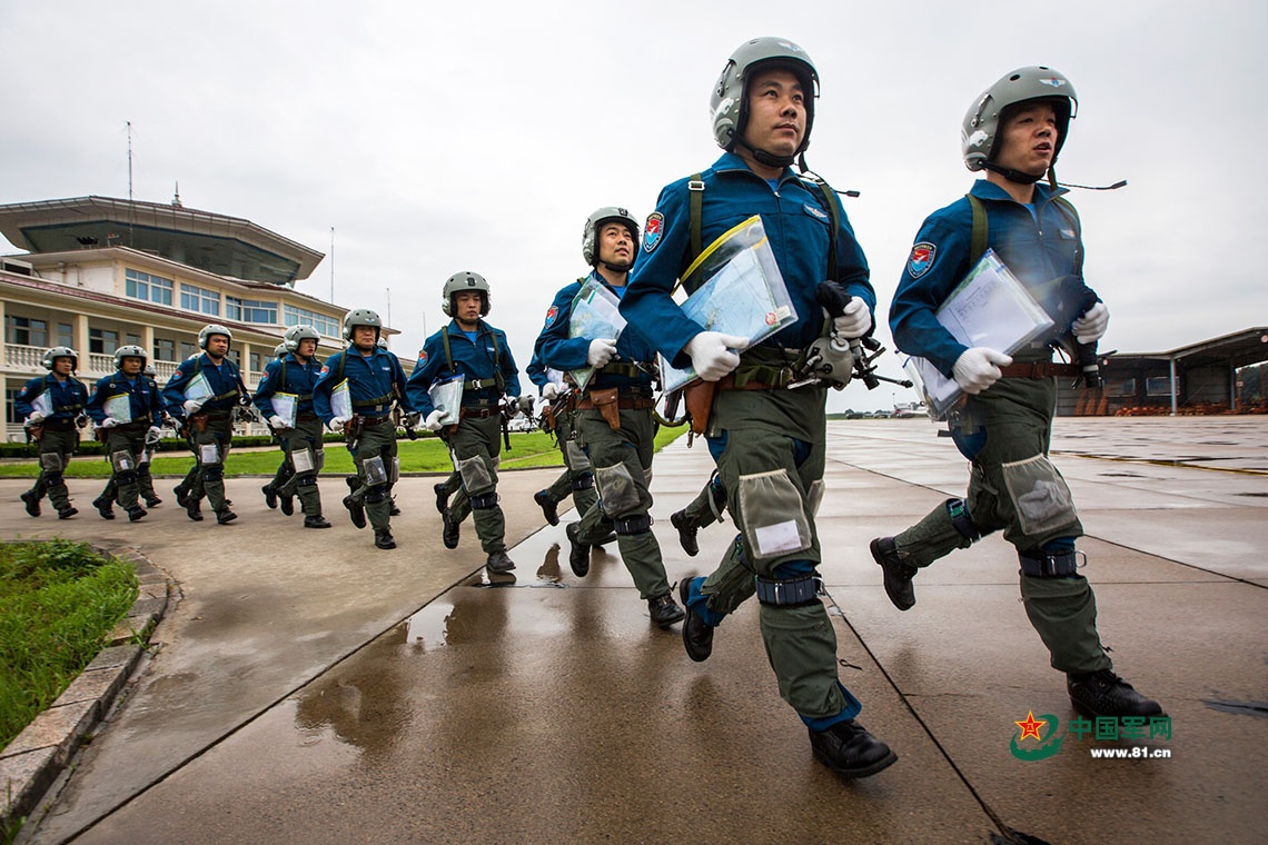(图片来源:中国军网 杨盼摄影)   空军飞行员奔向"飞豹"战机.