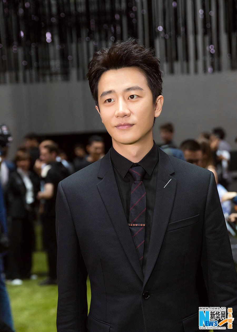 黄轩巴黎看秀 黑色套装尽显绅士雅韵