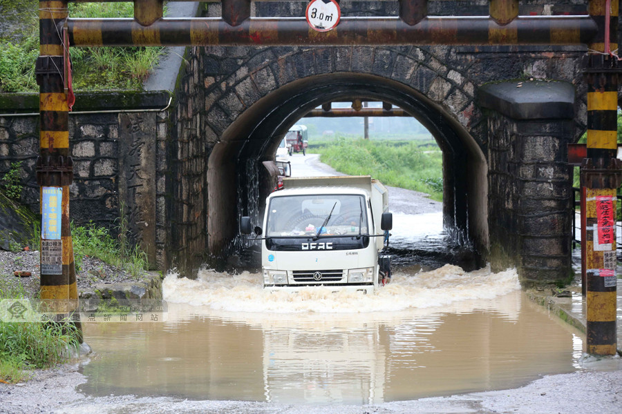 高清:融安遭暴雨袭击 车辆涉水而行