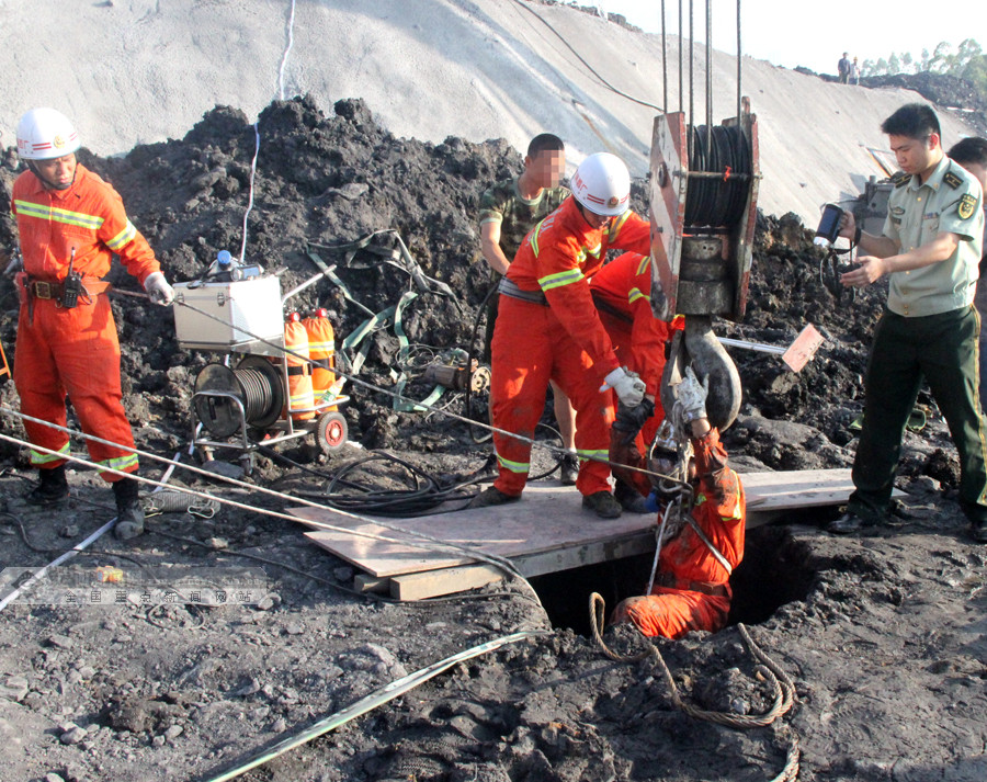 环江一在建工地2名工人坠入25米深井身亡组图57