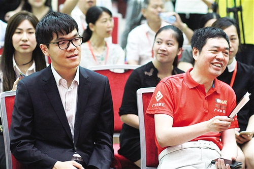 国内著名九段棋手马晓春(右),柯洁的现身为城围联揭幕战增色不少.