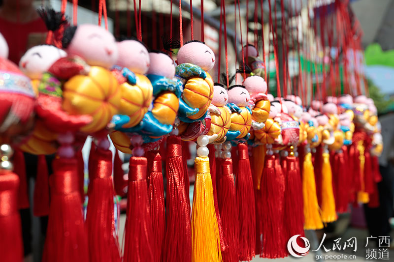 "霞客古镇"上林三里镇举行"渡河公"民俗活动