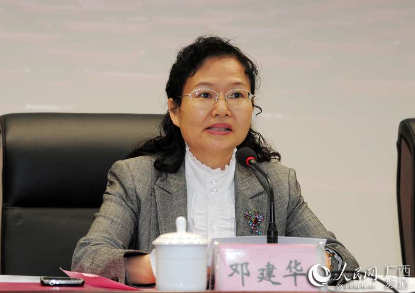 广西林业厅副厅长邓建华主持会议(杨海健/摄)