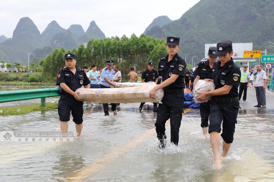 河池多地遭遇洪灾 2000余名民警全力抗洪救灾(图)