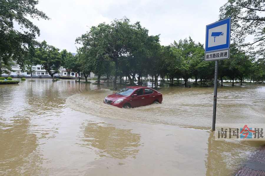 滨江路,小车在被水淹没的道路上行走.记者 颜篁 摄