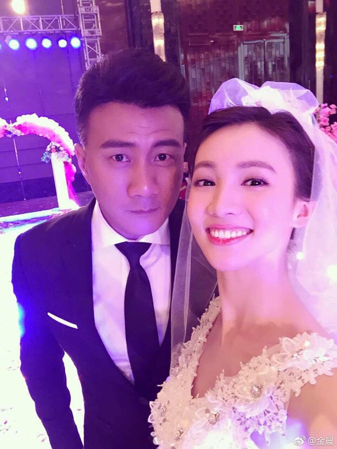 金晨穿婚纱与众星合照感慨电视剧完结