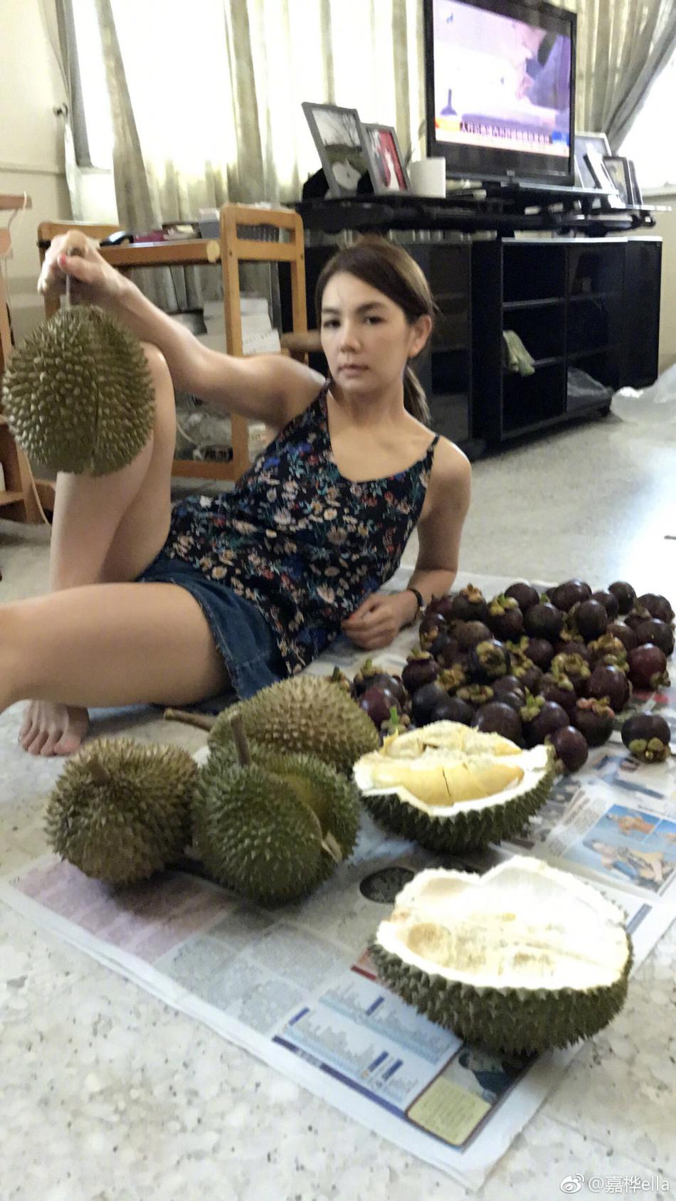 辣妈ella吃榴莲凹造型 逆天长腿超抢镜-广西新闻网