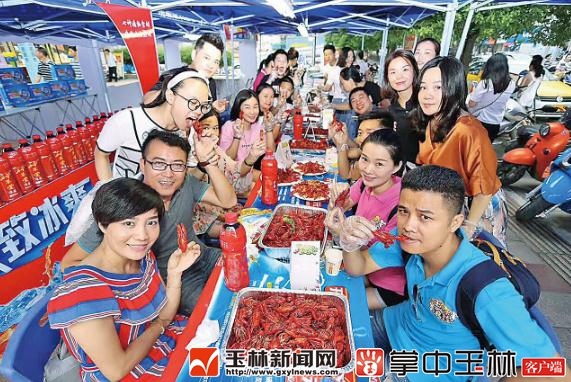 玉林小龙虾节,吸引众多市民来品尝小龙虾。