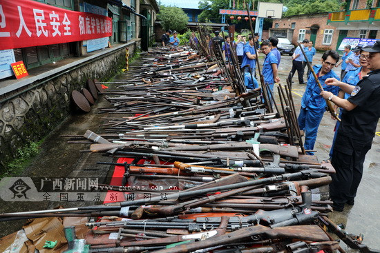 被收缴的各种枪支.广西新闻网通讯员 刘勇  摄